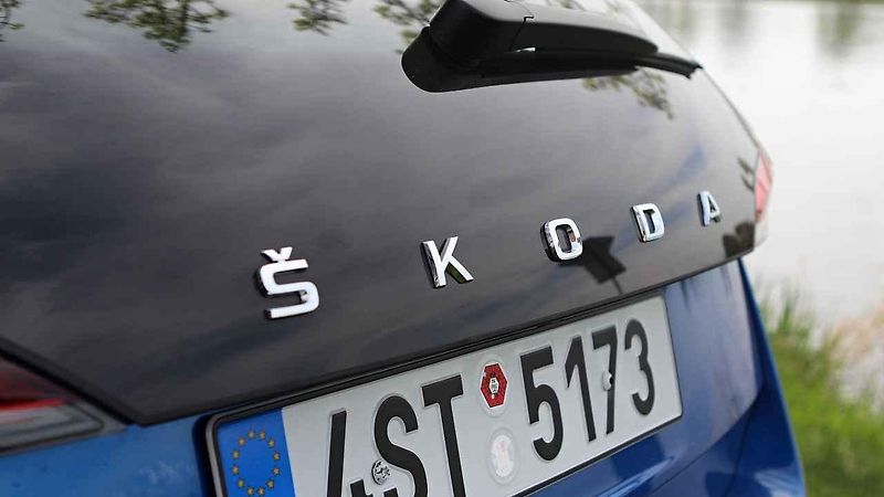 Škoda Scala a Říp v pozadí