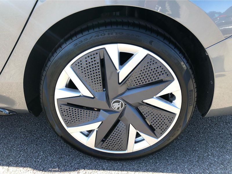 Škoda Superb Combi 2.0 TDi DSG 7st. SPORTLI - fotka 14 z 30