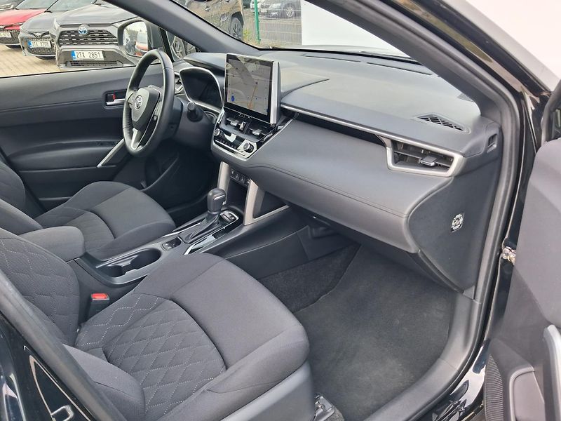 Toyota Corolla Cross 2.0 HSD e-CVT Style - fotka 19 z 21