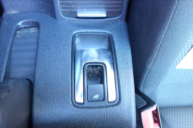 Volkswagen Golf 1,2 TSi 77KW, SERVISNÍ KNIHA. - fotka 32 z 48
