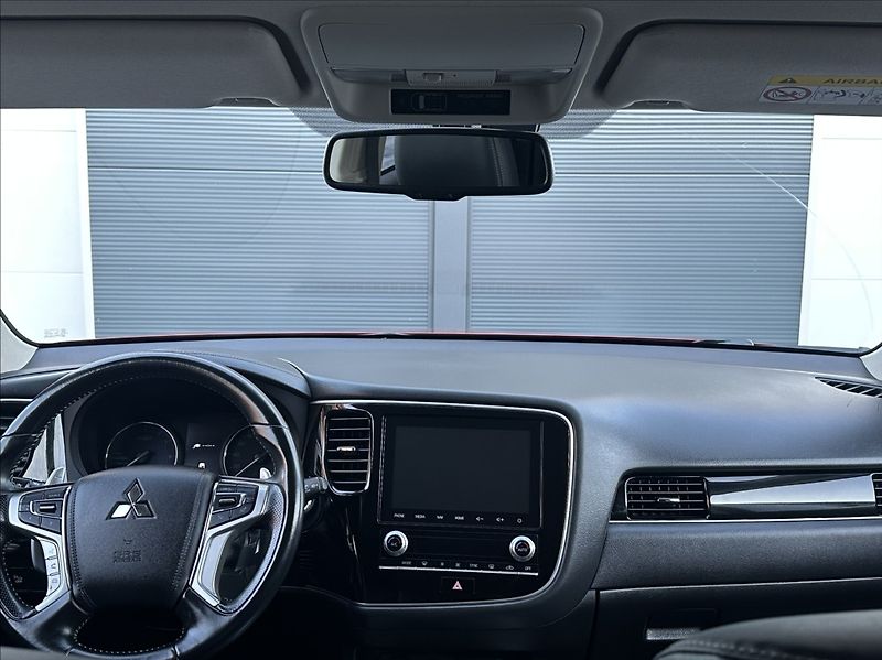 Mitsubishi Outlander 2,4 PHEV 224PS  Diamant 4x4 A/ - fotka 30 z 58