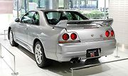 Nissan Skyline GT-R R33 vznikl také jako čtyřdveřový sedan