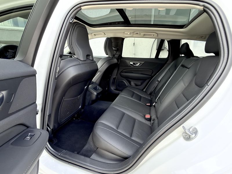 Volvo V60 B4 FWD // PLUS DARK + kola - fotka 13 z 54