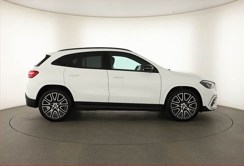 Mercedes-Benz GLA (2025) 180, AMG Line, Navigace - fotka 6 z 25