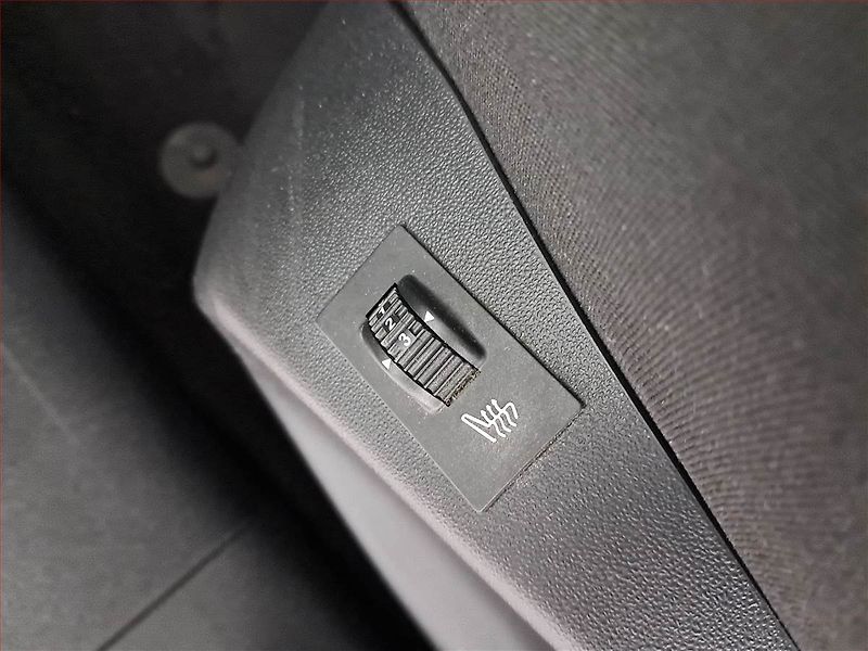 Peugeot 2008 (2013) 1.2 PureTech, Navi, Tempomat - fotka 17 z 17