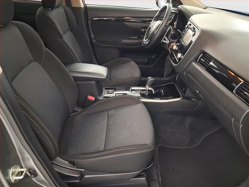 Mitsubishi Outlander (2021) Intense 2.0, Automat - fotka 9 z 20