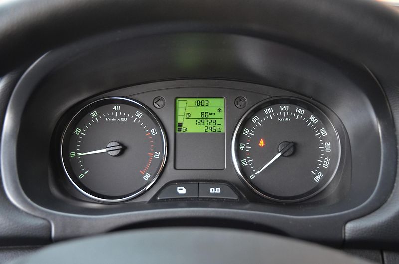 Škoda Fabia (2012) 1.2 TSi 63kW AMBITION / ALU - fotka 27 z 29