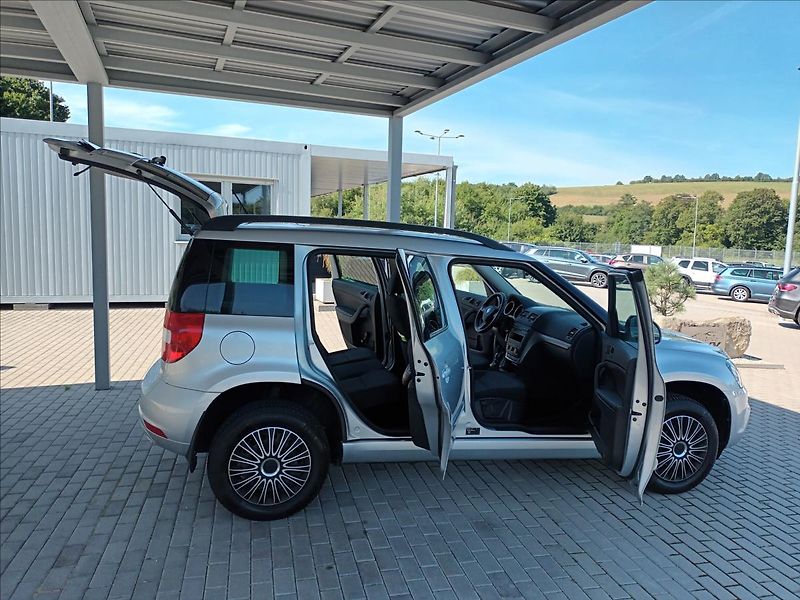 Škoda Yeti 1,2 TSI,77KW,SERVIS,PANO,TAŽNÉ - fotka 9 z 35