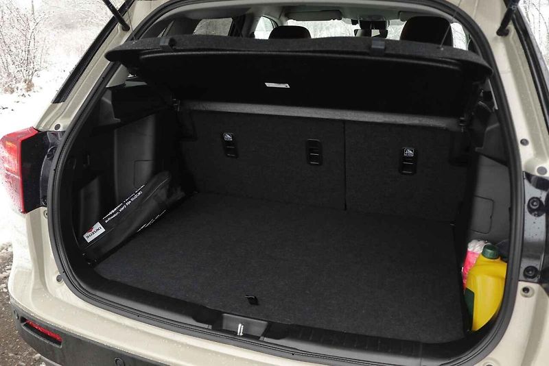 Suzuki Vitara je malé, ale schopné SUV. Prvky ze staré školy budou pro leckoho výhodou.