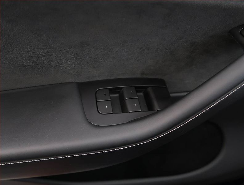 Tesla Model Y (2024) Standard LFP 64kWh, digi klima - fotka 21 z 33
