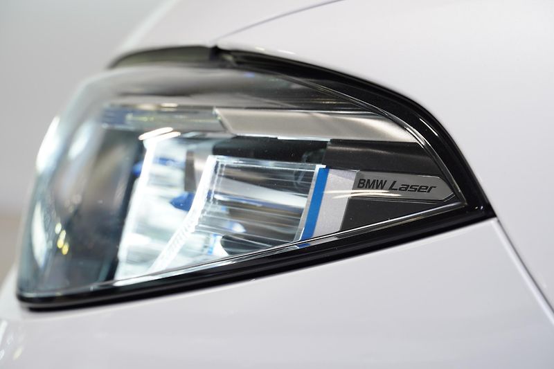 BMW Řada 8 BMW 850i Xdrive cabrio - fotka 16 z 44