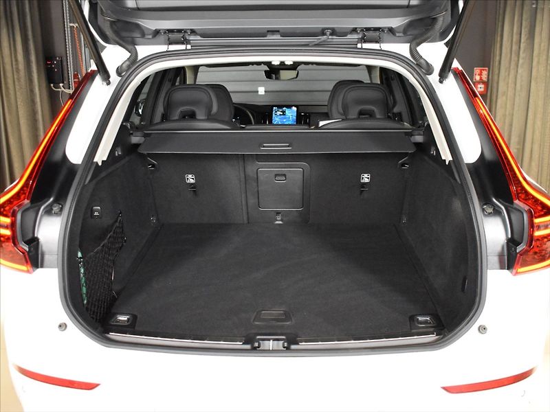 Volvo XC60 2,0 B5 AWD PLUS Bezklíč,BLIS - fotka 10 z 23