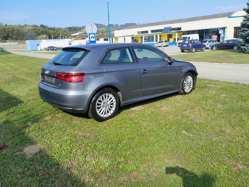 Audi A3 (2015) 1,6 TDI serviska 2x klíč - fotka 5 z 17