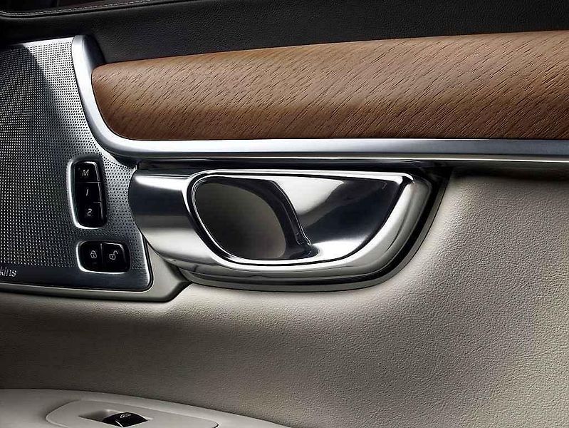Volvo S90.