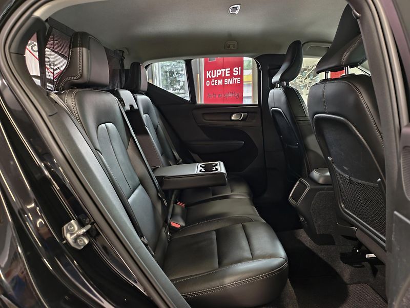Volvo XC40 D4 140kW AWD, INSCRIPTION, DPH - fotka 11 z 25