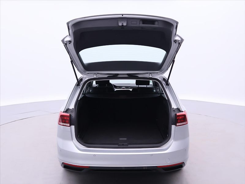 Volkswagen Passat 2,0 TDI 110kW DSG 1.Maj. DPH - fotka 9 z 39