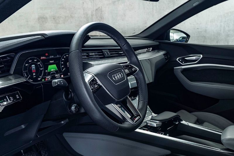 Audi e-tron 55 300kW Pano ACC 360 Tažné - fotka 17 z 42