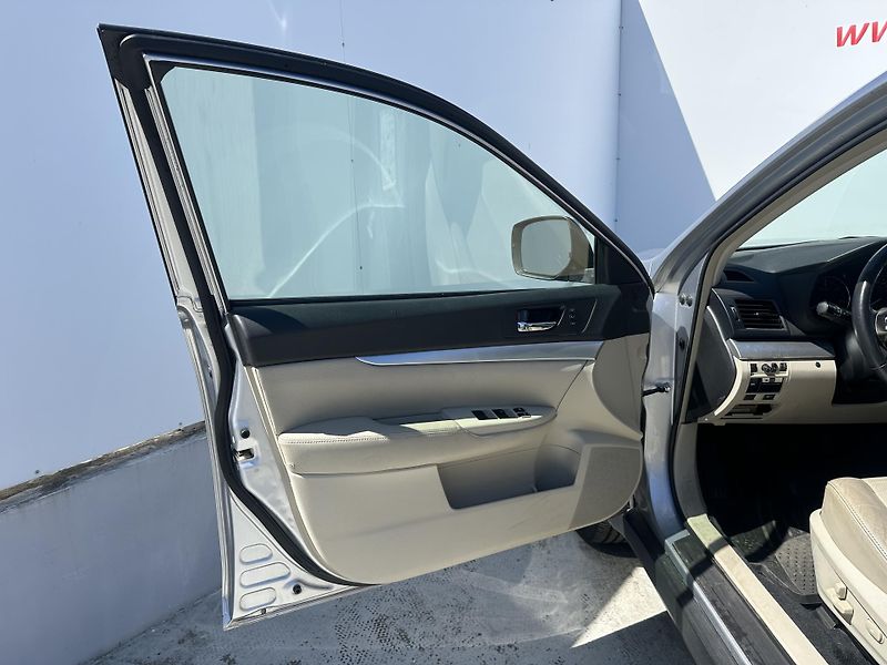 Subaru Outback (2012) 2.0 D 4x4 manual  - fotka 12 z 30