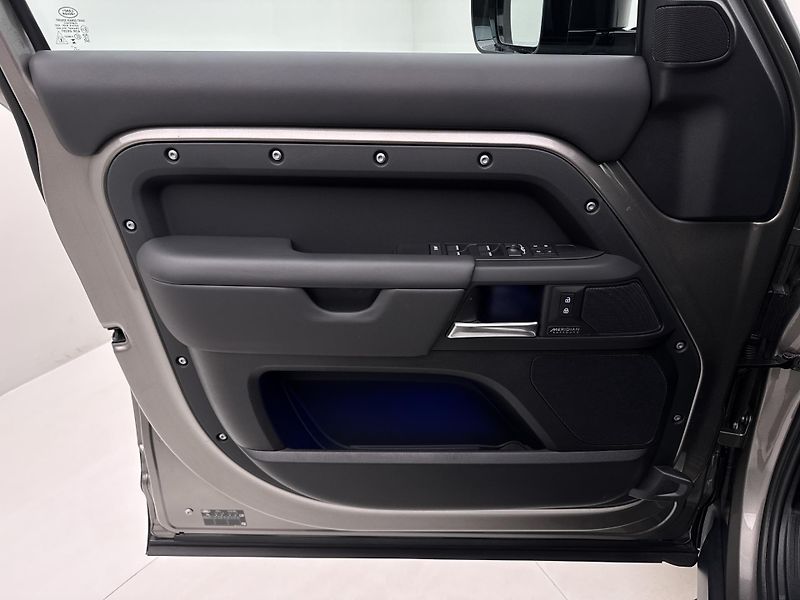 Land Rover Defender 110 P425 X-DYNAMIC REZERVACE - fotka 7 z 50