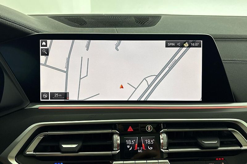 BMW X7 M50i - fotka 24 z 31