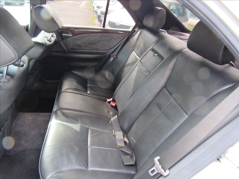 Mercedes-Benz Třídy E 3,2 E 320 Elegance Automat - fotka 10 z 24