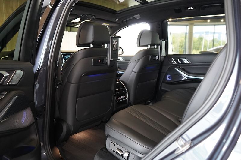 BMW X7 M50i xD, Executive Drive Pro - fotka 42 z 50