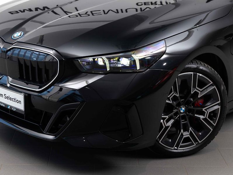 BMW Řada 5 550e xDrive - fotka 7 z 22