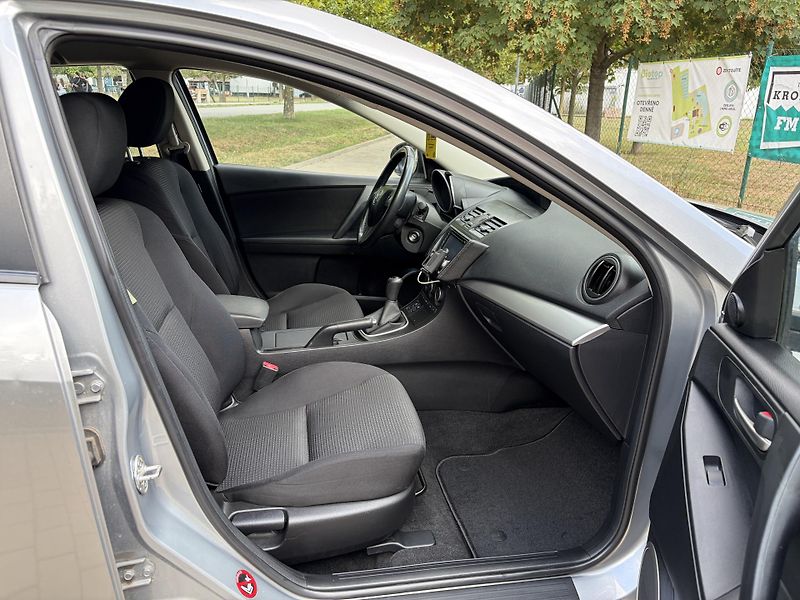 Mazda 3 2.0 Sport Edition - fotka 21 z 32