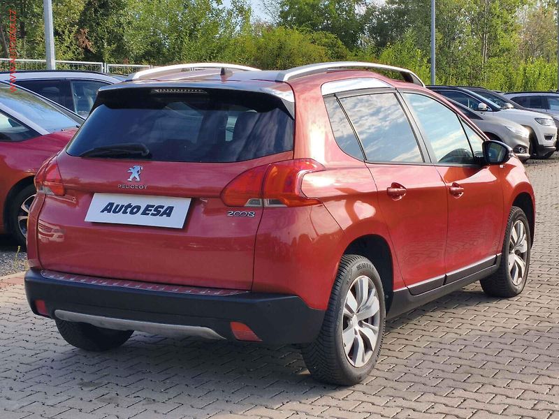 Peugeot 2008 (2015) 1.2PT, Style, navi - fotka 4 z 17