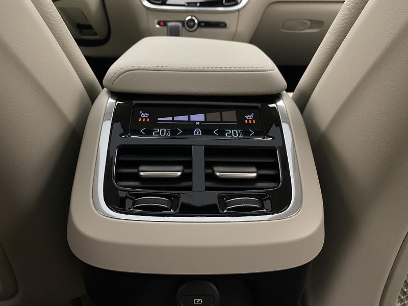Volvo S60 B5 AWD DARK ULTIMATE REZERVACE - fotka 32 z 57