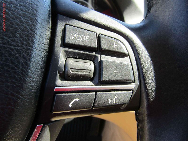 BMW Řada 5 (2011) 3.0 i, ČR, AT, kůže - fotka 16 z 22