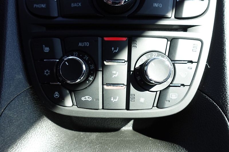 Opel Meriva 1,4T 103kW Automat - fotka 20 z 27