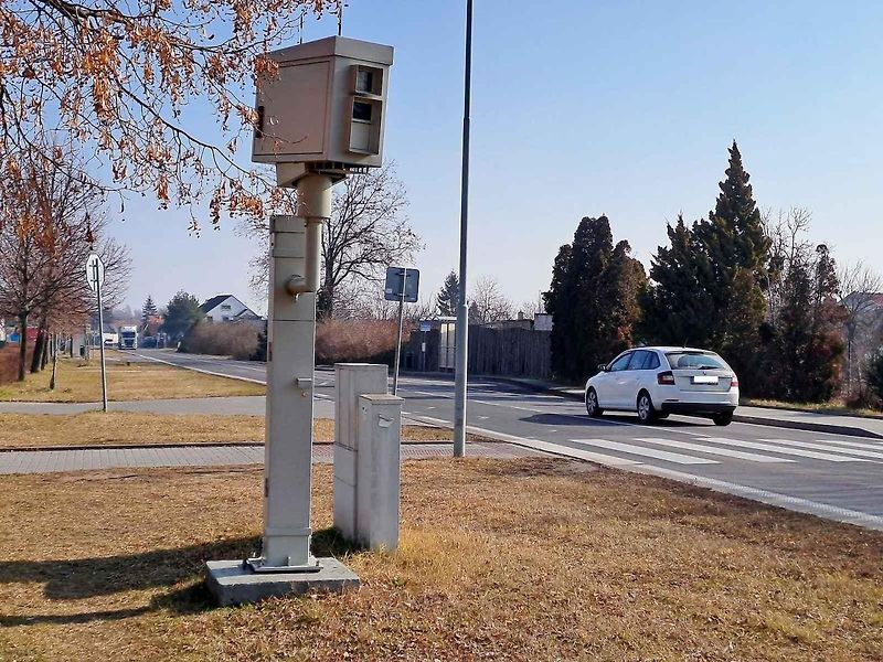 Už několik let měří rychlost radar v ulici Na Valtické v Břeclavi. Za překročení povolené rychlosti dostávají řidiči pokuty.