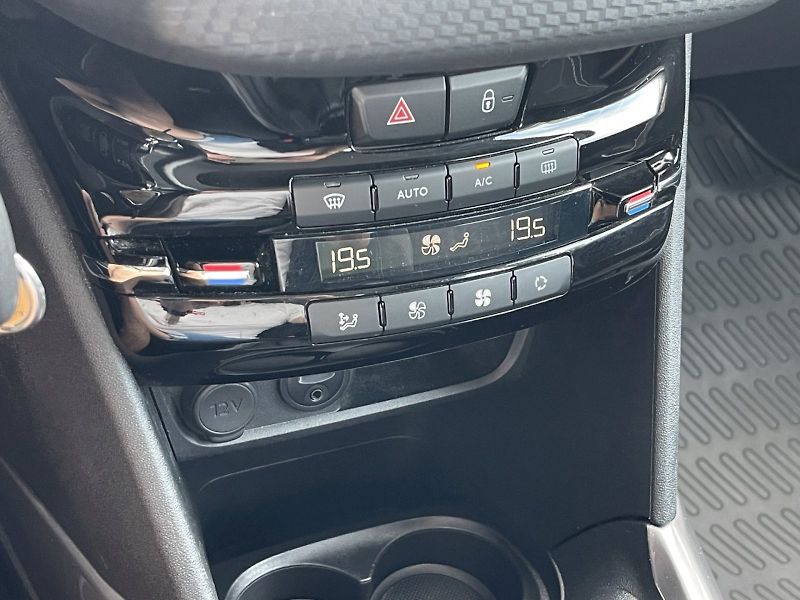 Peugeot 2008 (2018) 1.2i 60 kW PureTech Active - fotka 13 z 33
