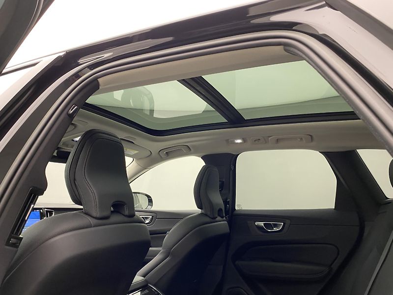 Volvo XC60 B5 AWD INSCRIPTION REZERVACE - fotka 20 z 43