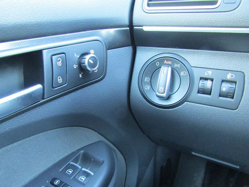 Volkswagen Touran (2011) 1.6 TDI 77kW  ROZVODY - fotka 33 z 47