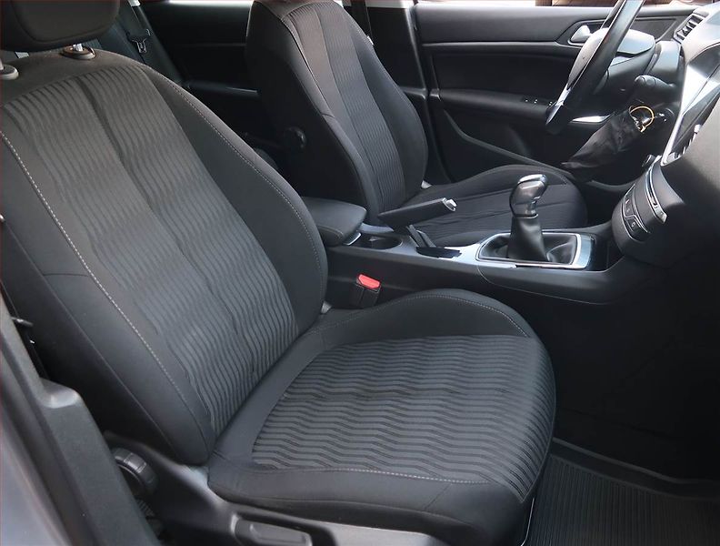 Peugeot 308 (2017) 1.2 PureTech, Navi, Tempomat - fotka 9 z 21