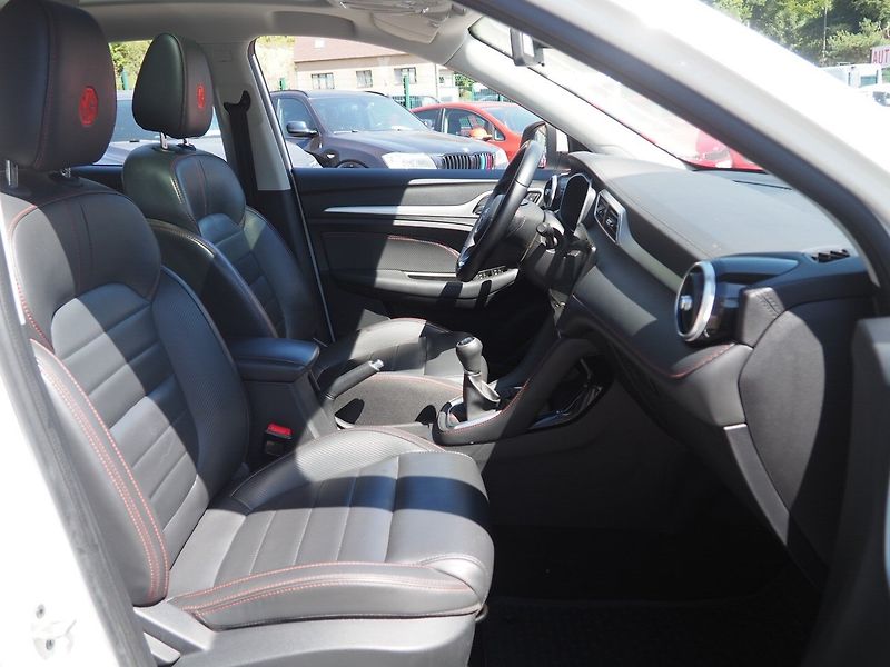 MG ZS (2023) 1.0T 82kW Elegance 1.Maj, Pano - fotka 16 z 37