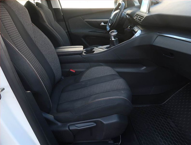 Peugeot 5008 (2020) PureTech 130, 7 míst - fotka 9 z 19