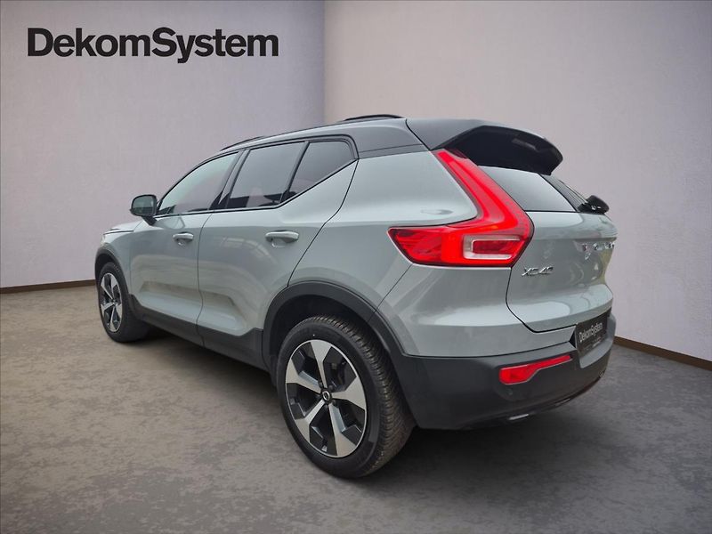 Volvo XC40 2,0 B3 Plus Dark - fotka 4 z 19