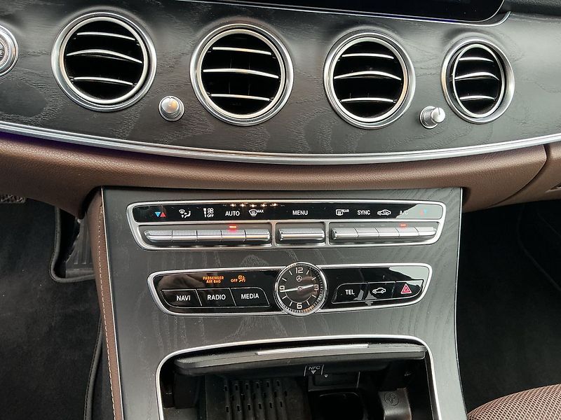 Mercedes-Benz Třídy E 220 d AVANTGARDE 4MATIC - fotka 13 z 28