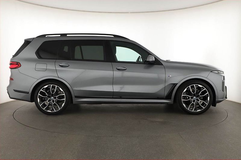 BMW X7 (2025) xDrive40d - fotka 6 z 31