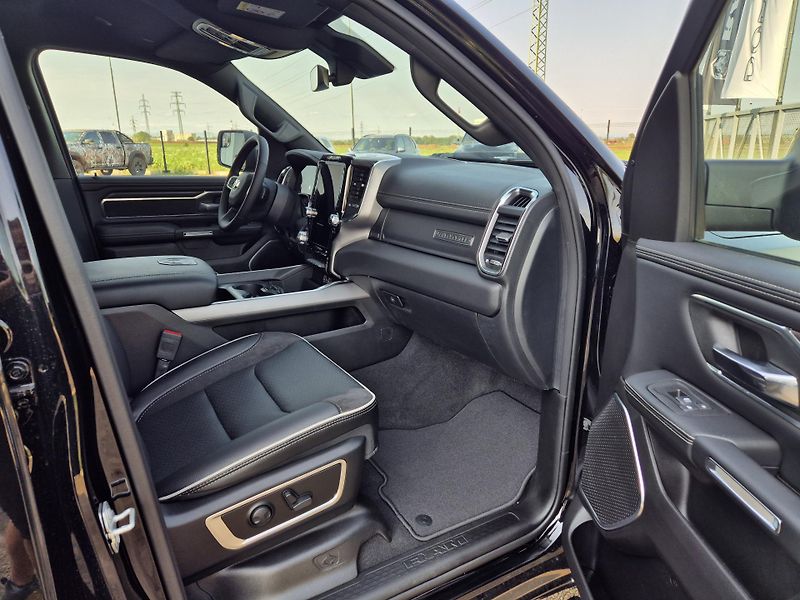 Dodge RAM (2025) 1500 Laramie Sport 3.0l - fotka 16 z 17