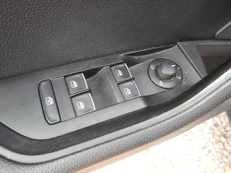 Škoda Superb 2.0 TDI, DSG, 4x4, TAŽNÉ - fotka 20 z 35