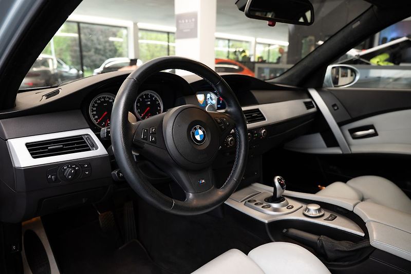 BMW M5 V10/SMG/CarPlay/Kamera - fotka 5 z 28
