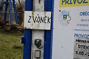 Obsluhu je možno přivolat zvonkem