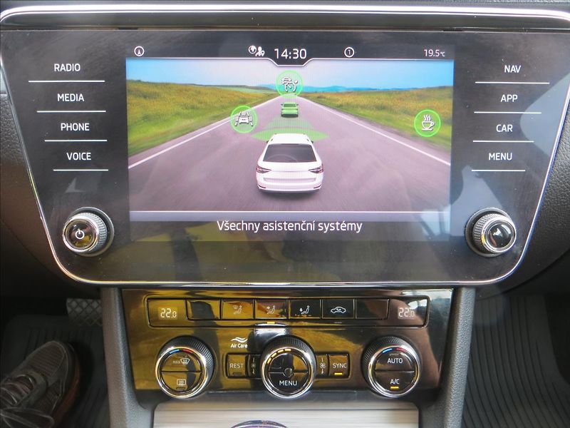 Škoda Superb 2,0 TDI Ambition DSG TAŽNÉ ČR - fotka 17 z 26