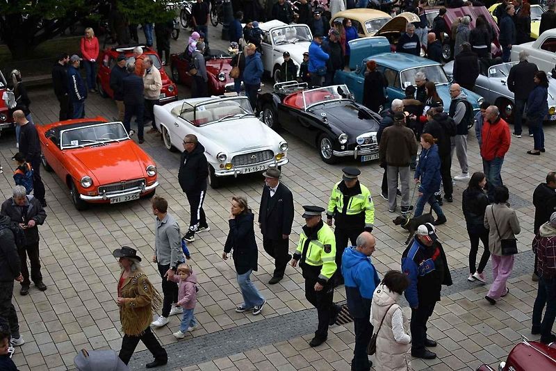 Tradiční sraz autoveteránistů na náměstí T. G. Masaryka v Prostějově. 18. května 2025