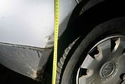 Během pronásledování řidič poškodil ukradené auto.