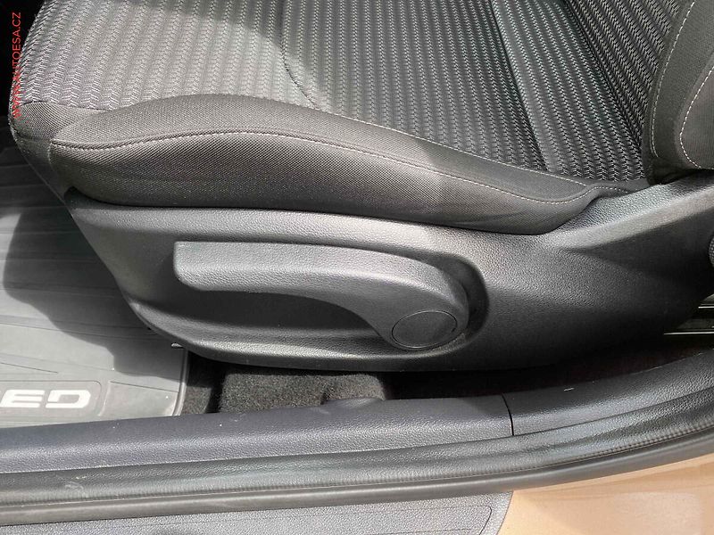 Kia Ceed (2023) 1.5 T-GDi SW, 1.maj,ČR, TOP - fotka 14 z 18